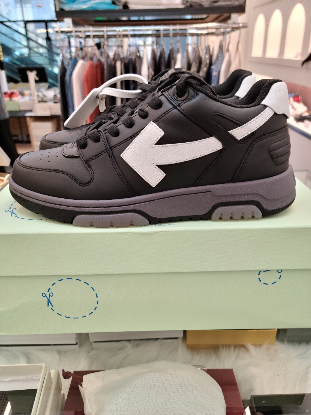 오프화이트 아웃오브오피스 로우탑 블랙 OMIA189F21LEA0011001 남성 로우탑 스니커즈 - 리본즈(REEBONZ)
