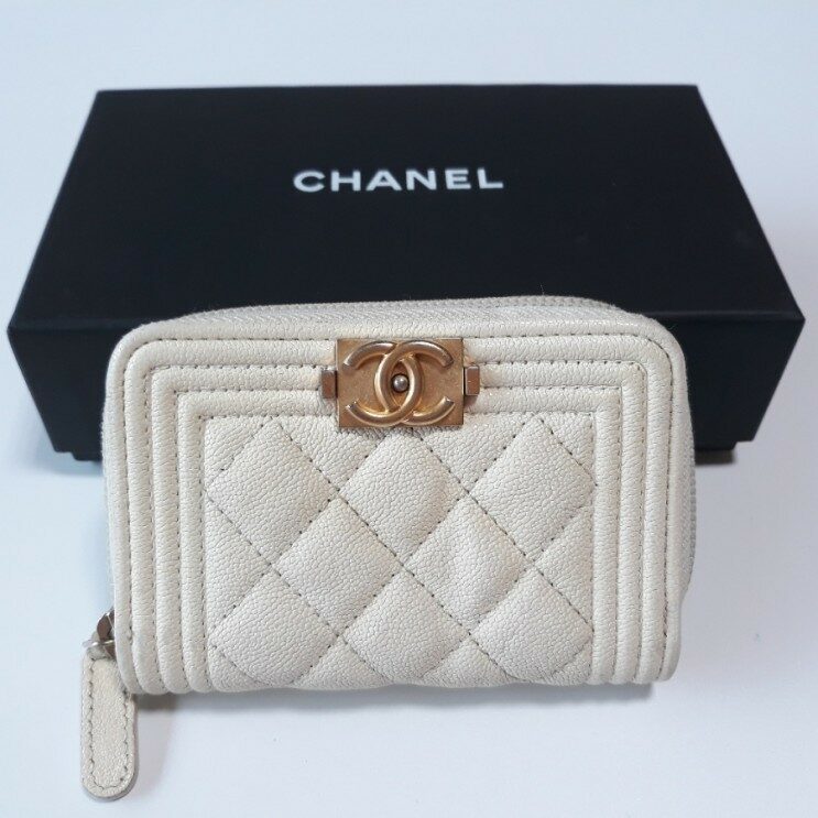샤넬 화이트 가죽 여성 카드지갑 홀더 샤넬 캐비어 보이 카드지갑 26 번대 - Chanel