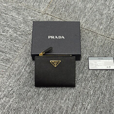 논현 더팩토리 25SS 프라다 삼각 로고 사피아노 지퍼 포켓 반지갑 / 블랙 (1ML050 QHH F0002) 썸네일 1