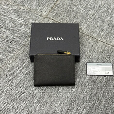 논현 더팩토리 25SS 프라다 삼각 로고 사피아노 지퍼 포켓 반지갑 / 블랙 (1ML050 QHH F0002) 썸네일 2