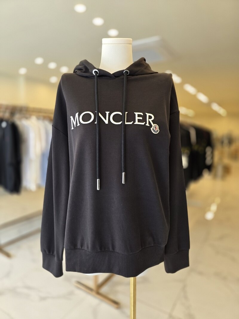 몽클레어 여성 타이포 볼륨자수 후드티셔츠 블랙 8G000 16 89A1K 999 - Moncler