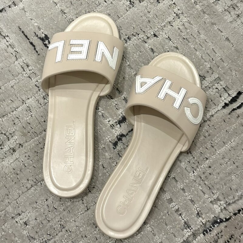 샤넬 레터링 로고 뮬 슬라이드 슬리퍼 샌들 크림 베이지 - Chanel
