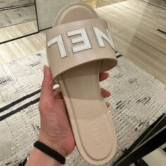 샤넬 레터링 로고 뮬 슬라이드 슬리퍼 샌들 크림 베이지 썸네일 4