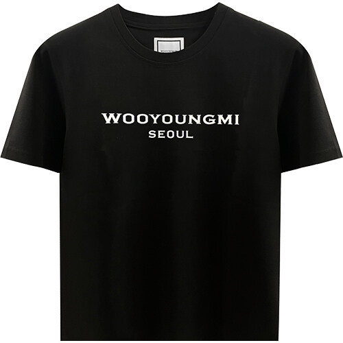 [우영미] W233TS11730B 프론트 서울 로고 라운드 반팔티셔츠 블랙 남성 티셔츠 / TR - Wooyoungmi