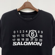 논현 더팩토리 25SS MM6 메종 마르지엘라 X 살로몬 로고 심리스 반팔티 / 블랙 (SH0GC0051 M20101 900) 썸네일 2
