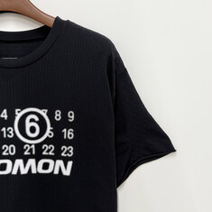 논현 더팩토리 25SS MM6 메종 마르지엘라 X 살로몬 로고 심리스 반팔티 / 블랙 (SH0GC0051 M20101 900) 썸네일 3