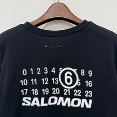 논현 더팩토리 25SS MM6 메종 마르지엘라 X 살로몬 로고 심리스 반팔티 / 블랙 (SH0GC0051 M20101 900) 썸네일 4