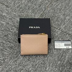 압구정 더팩토리 25SS 프라다 삼각 로고 사피아노 지퍼 포켓 반지갑 / 파우더 핑크 (1ML050 QHH F0236) 썸네일 2