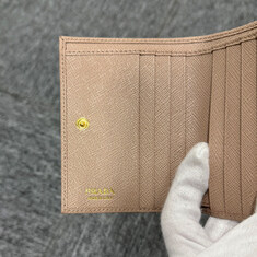 압구정 더팩토리 25SS 프라다 삼각 로고 사피아노 지퍼 포켓 반지갑 / 파우더 핑크 (1ML050 QHH F0236) 썸네일 7