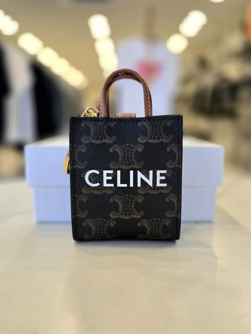 셀린느 마이크로 버티컬 카바스백 키홀더 10I492CZ104LU - Celine