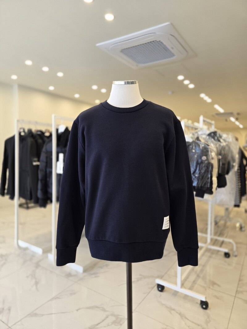 23SS 톰브라운 크루넥 센터백 맨투맨 네이비 MJT085A 03377 415 - Thom Browne