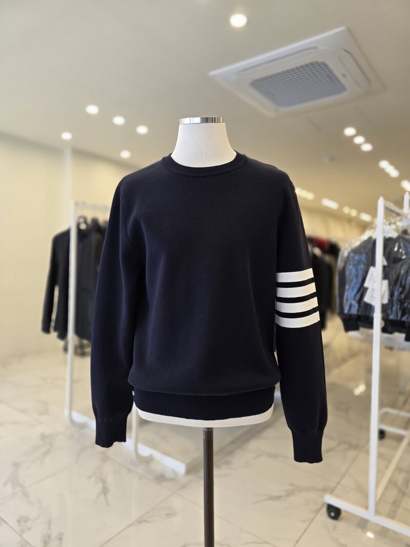 톰브라운 사선완장 밀라노스티치 니트 네이비 MKA202A 00219 415 - Thom Browne
