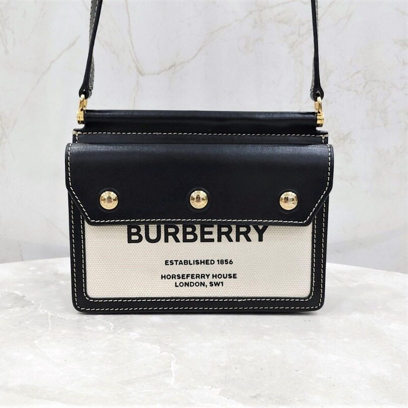 [럭스유] 버버리 미니 포켓 호스페리 타이틀백 8031901 - Burberry