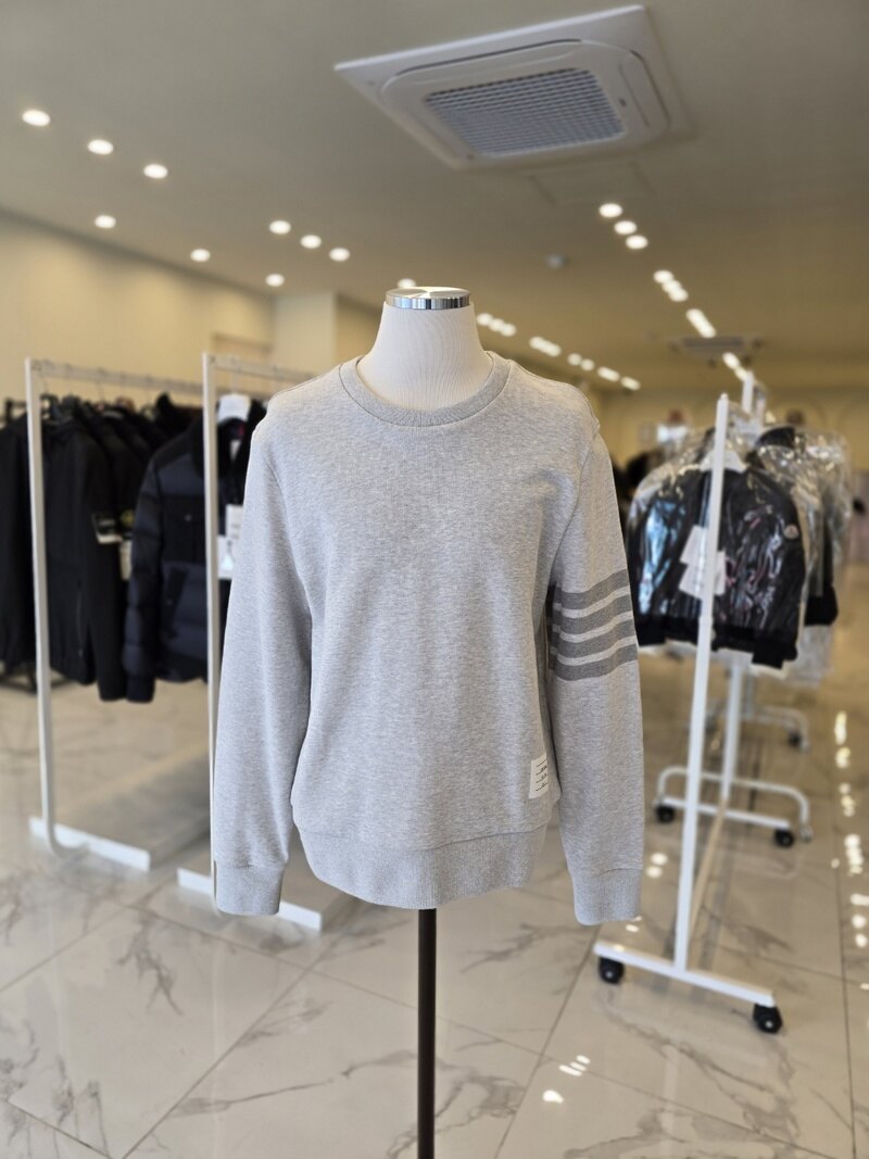 톰브라운 사선완장 루프백 맨투맨 연그레이 MJT248P 06910 065 - Thom Browne