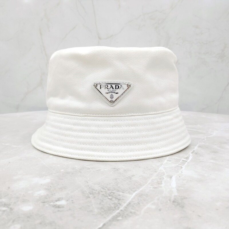 [럭스유] 프라다 화이트 삼각로고 리나일론 버킷햇 L 2HC137 - Prada