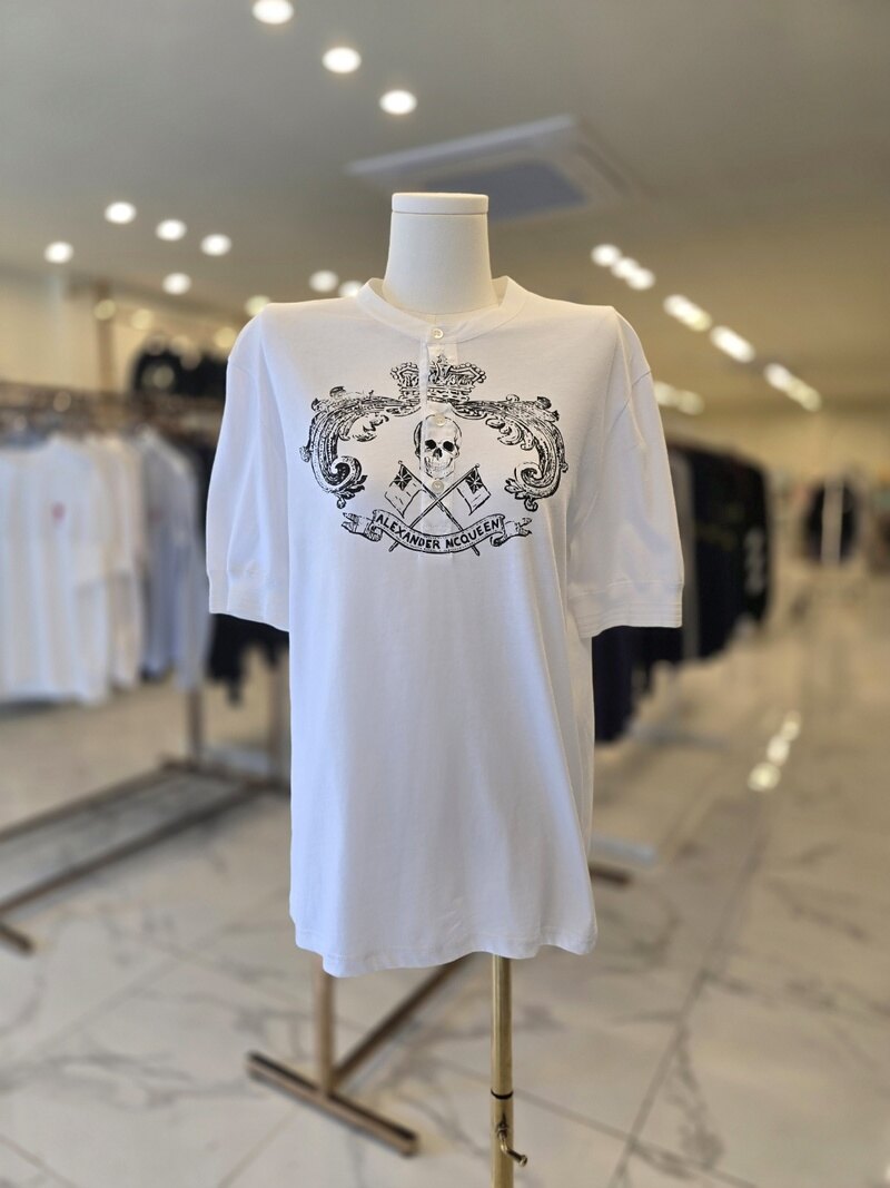 알렉산더맥퀸 스컬 엠블럼 헨리넥 반팔티셔츠 453149 QIZP7 0900 - Alexander McQueen