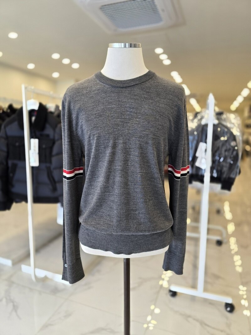 톰브라운 암밴드 메리노 울 니트 그레이 MKA 412A Y1014 035 - Thom Browne