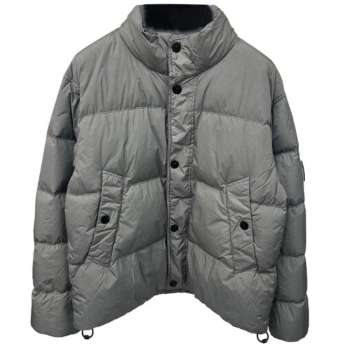 [스톤아일랜드] 25FW 와펜패치 가먼트 다이드 크링클 랩스 다운 자켓 그레이 남성 자켓 K2S154100010 S0A23 V006B / TLS - Stone Island