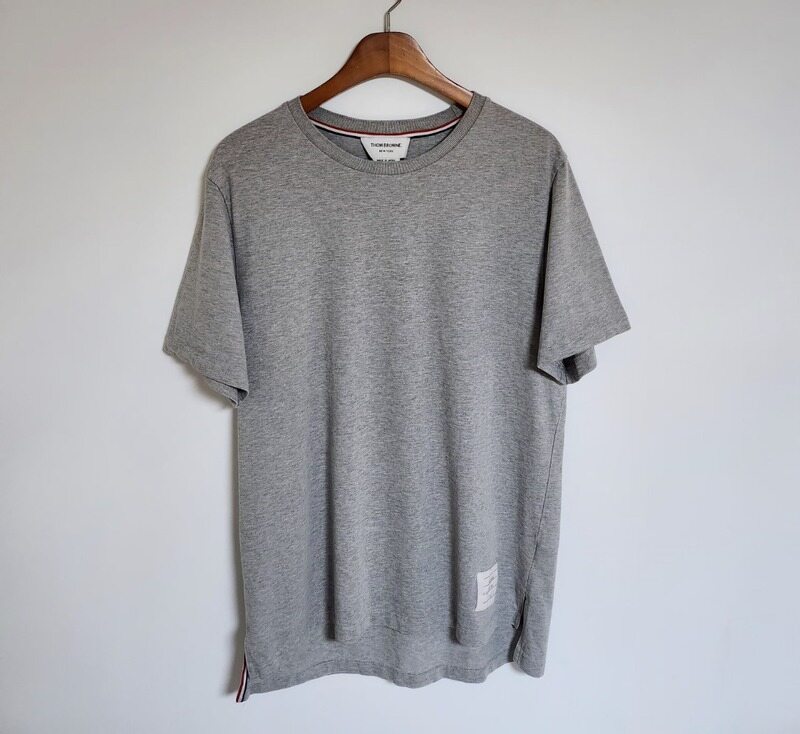 3 톰브라운 그레이 삼선 반팔티 MJS067A - Thom Browne
