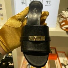 에르메스 지지 켈리 버클 여성 샌들 블랙 골드 썸네일 1