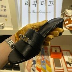 에르메스 지지 켈리 버클 여성 샌들 블랙 골드 썸네일 2