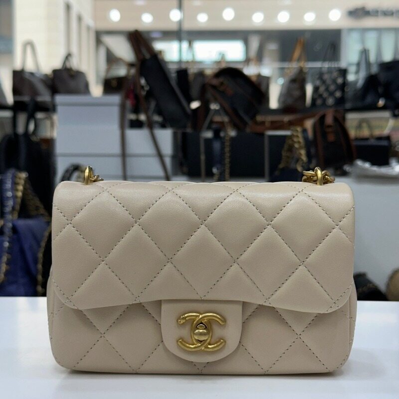 샤넬 뉴미니 하트볼 플랩 베이지 핑크 카프스킨 금장 AS3828 - Chanel