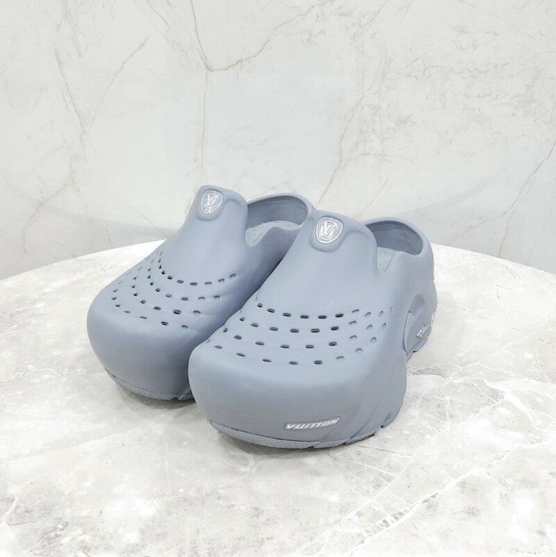 [럭스유] 5 / 루이비통 LV 샤크 클로그 그레이 1ACEXK - Louis Vuitton