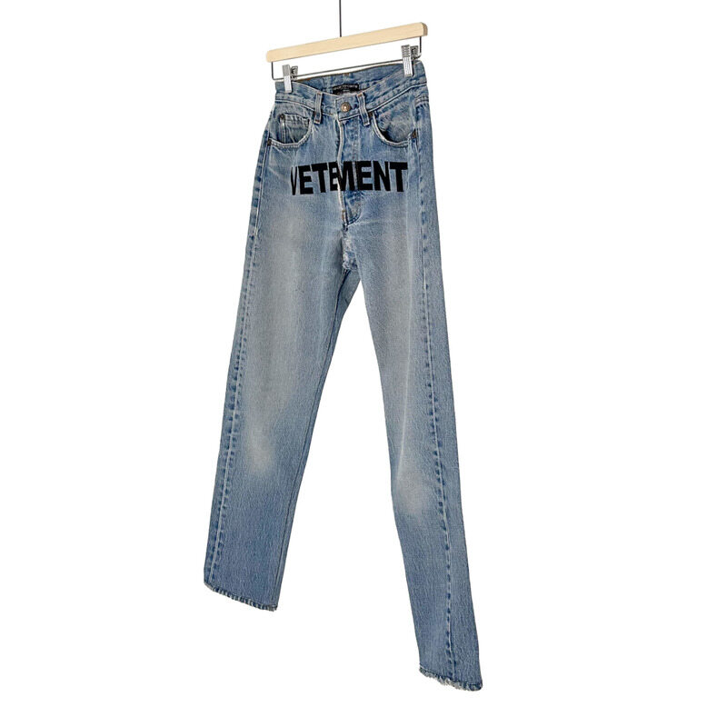 [중고명품비아르] [S] 베트멍 x 리바이스 여성 앞 자수 로고 데님 팬츠 청바지 연청 - Vetements