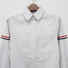 압구정 더팩토리 25FW 톰브라운 여성 삼선 암밴드 옥스포드 스트라이프 셔츠 / 미디엄 그레이 (FLL019E 00098 035) 썸네일 3