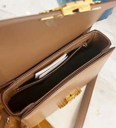 [비엔비명품관] CELINE 셀린느 여성 샤이니 카프스킨 클래식 트리옹프 숄더백 썸네일 3