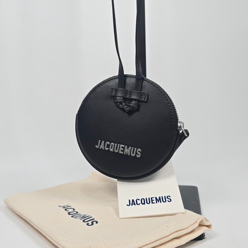 자크뮈스 메탈 로고 라운드 미니 크로스백 - Jacquemus