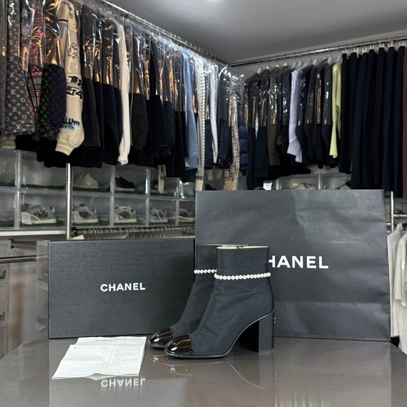 샤넬 CC 로고 패브릭 진주 앵클 부츠 - Chanel