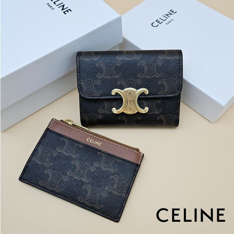 셀린느 트리옹프 캔버스 코인 컴팩트 월렛 탄 10I652DS3 04LU - Celine