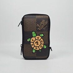 루이비통 x 니고 거북이 더블폰 파우치 미니크로스백 썸네일 1