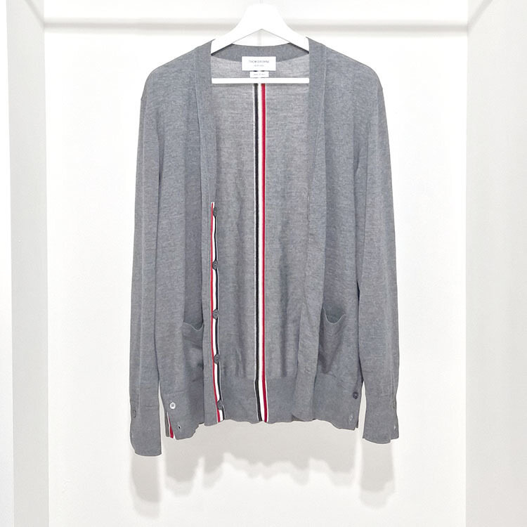 톰브라운 메리노울 릴랙스드 브이넥 가디건 L439717 - Thom Browne