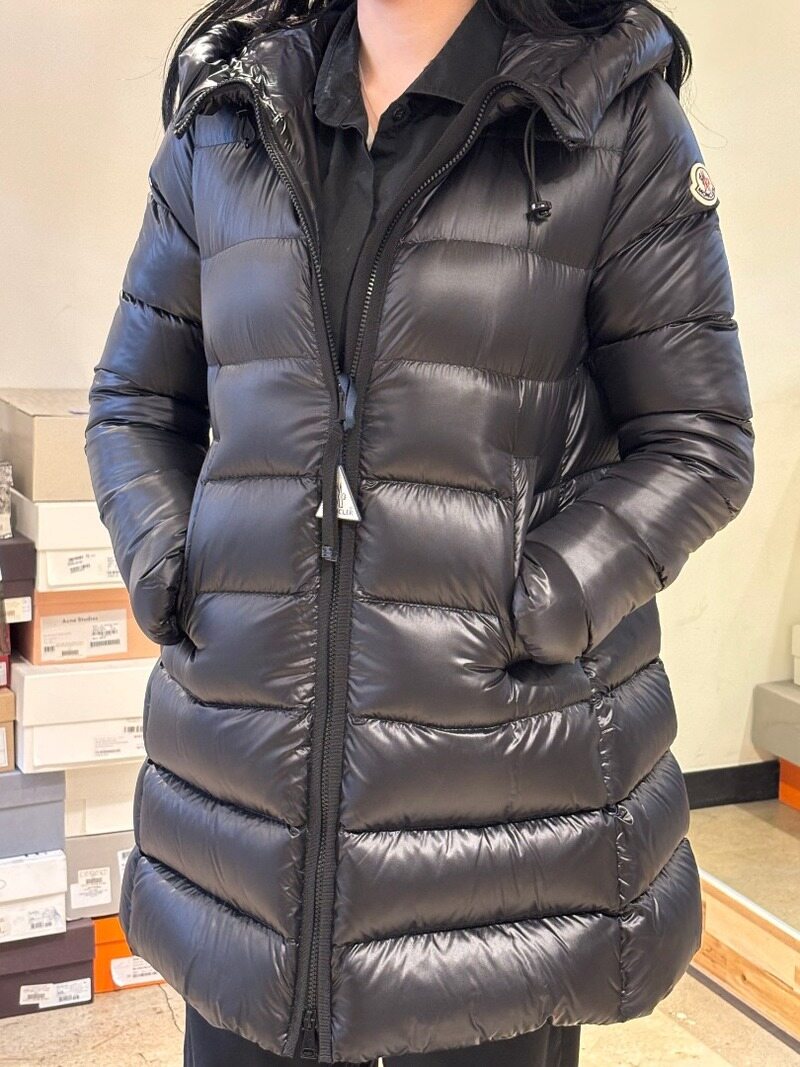 [몽클레어] SUYENNE 수에니에 후드 미드렝스 다운 자켓 블랙 여성 자켓 1C00012 597YG 999 / TLS - Moncler