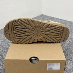 압구정 더팩토리 25FW 어그 여성 미국 UGG USA CLASSIC MICRO 클래식 마이크로 부츠 샌드 (1173891 SAND) 썸네일 4