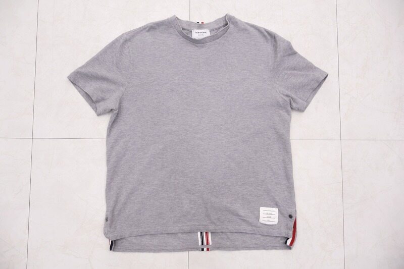 톰 브라운 피케 센터백 스트라이프 반팔 MJS056A 00050 055 남성 티셔츠 - Thom Browne