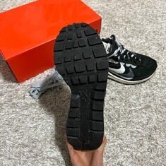나이키 X 사카이 베이퍼와플 블랙 화이트 스니커즈 썸네일 2