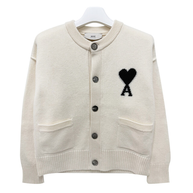 논현 더팩토리 26SS 아미 하트 로고 펠트 메리노 울 가디건 오프 화이트 블랙 (UKC368 018 151) - Ami