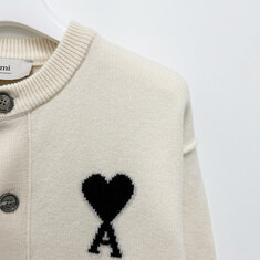 논현 더팩토리 26SS 아미 하트 로고 펠트 메리노 울 가디건 오프 화이트 블랙 (UKC368 018 151) 썸네일 3