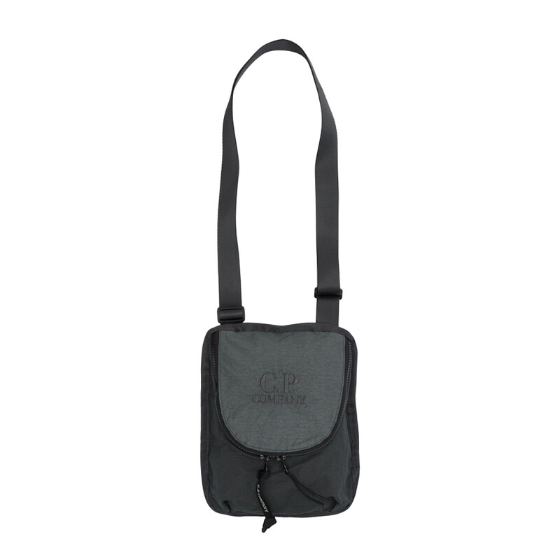 25FW 로고 자수 플레인 페이퍼 터치 크로스백 차콜그레이 19CMAC119A 110188G 978 - CP company