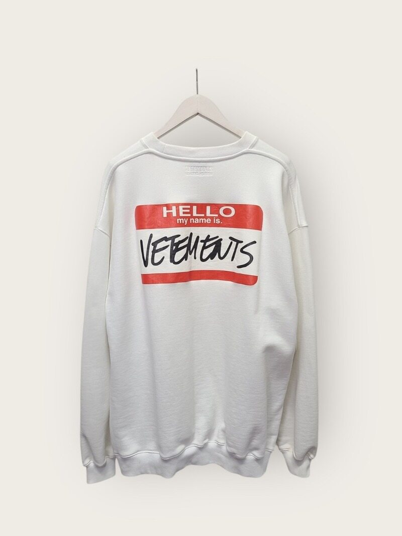 [중고명품/루이스잇] L / 베트멍 화이트 네임택 프린팅 로고 맨투맨 - Vetements