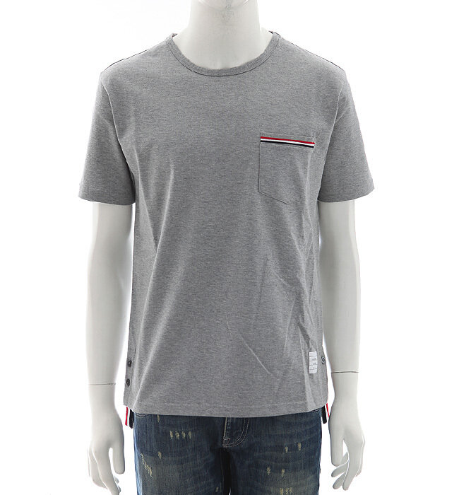 [로로모다] 톰브라운 삼선 포켓 라운드 반팔 티셔츠 / MJS010A-01454-055 - Thom Browne