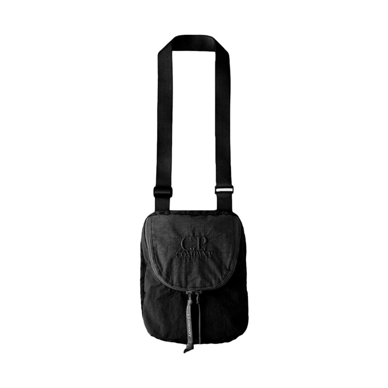 CP컴퍼니 25FW 로고 자수 플레인 페이퍼 터치 크로스백 블랙 19CMAC119A 110188G 999 - CP company