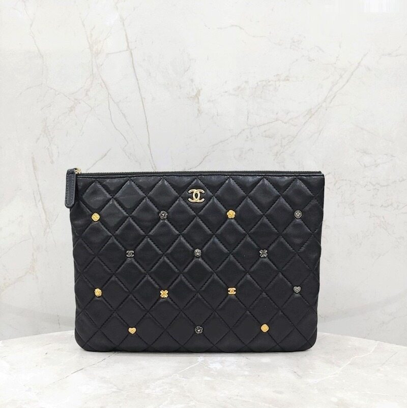 [럭스유] 샤넬 CC로고 럭키참 뉴미듐 클러치백 A81619 - Chanel