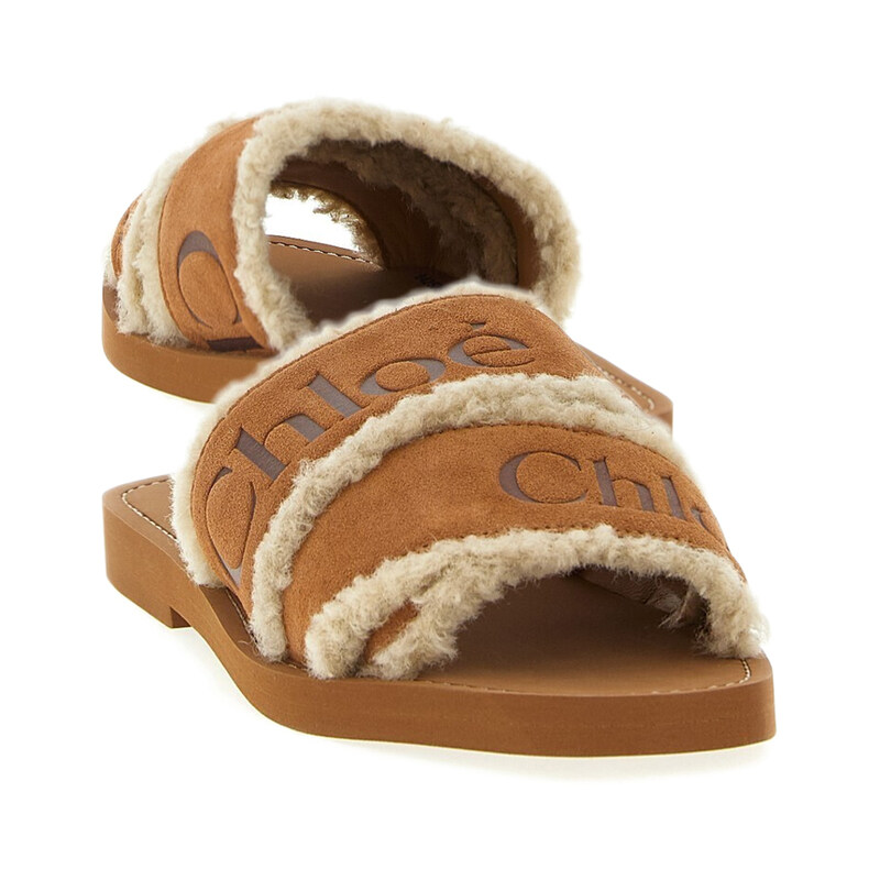 끌로에 25FW 우디 로고 스트랩 시어링 샌들 브라운 CH25W188TX 270 - Chloe