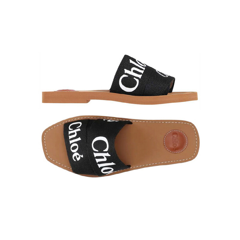끌로에 26SS 우디 로고 스트랩 샌들 블랙 CHC22U188Z3 001 - Chloe