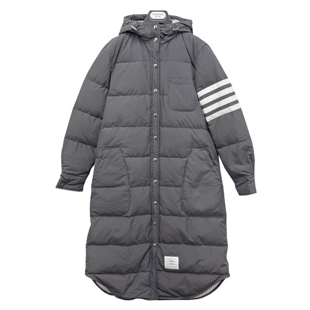 더팩토리 26SS 톰브라운 사선 완장 밀리터리 립스탑 구스 다운 패딩 미디움그레이 (FOD025X 05222 035) - Thom Browne