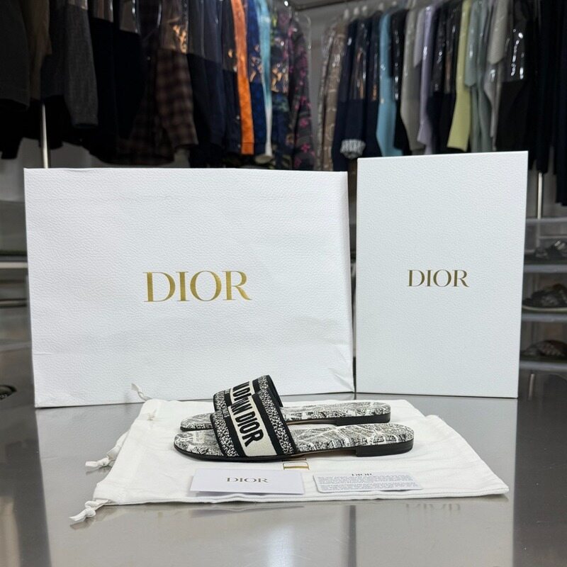 디올 디웨이 뮬 플랜 드 파리 모티프 자수 코튼 샌들 슬리퍼 - Christian Dior